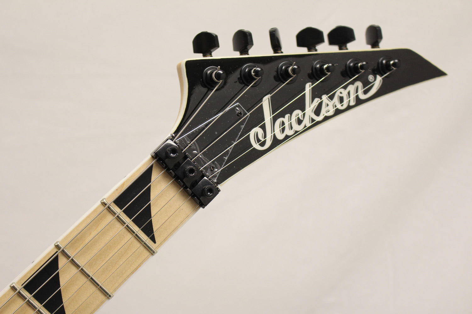 3 электрогитары. Jackson Guitars 9848389. 1829748 Гитара Jackson. Гриф гитары Джексон. Гитара Jackson Dr 96.